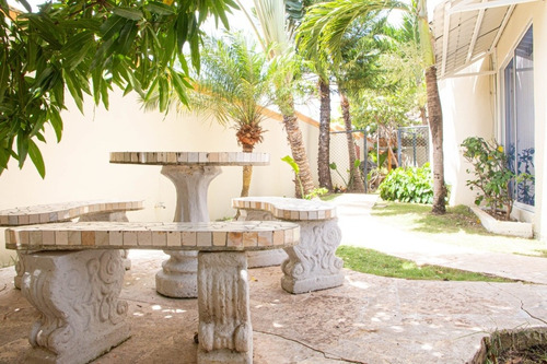 Imagen 18 de 30 de Exquisita Casa En Bávaro Con Piscina Y Amueblada