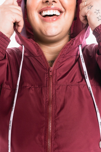 Imagem 4 de 7 de Jaqueta Corta Vento Sabiha Plus Size Marsala Wonder Size