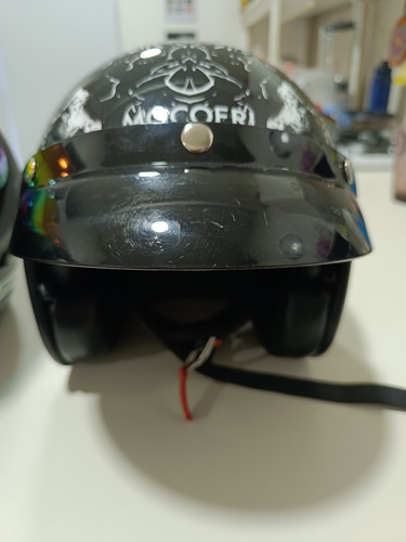 Hermosa Moto De Color Negro, Con Dos Cascos, Funda Y Candado