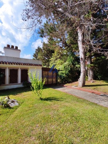 Muy Buena Casa En Venta En La Zona Mas Linda De Playa Mansa.- Ref: 5676