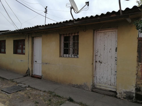 Imagen 1 de 14 de Casa Un Pisos, Solida, En Pasaje Interior