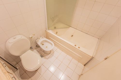 Departamento Tres Ambientes. Torre.cochera . Full Amenities. Seguridad 24 Hs