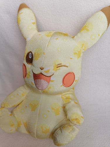 Peluche Original Pokemon Pikachu Aniversario 20. Tomy 26cm. (Usado)