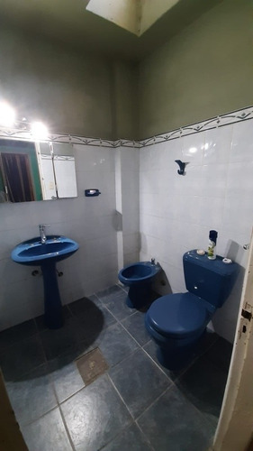 Imagen 2 de 14 de Hermosa Casa Con Amplia Barbaco Y Habitación En El Fondo.