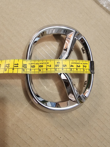 Emblema Delantero Mazda 2 Mide 12,5×19 2019-21 Original (Usado)