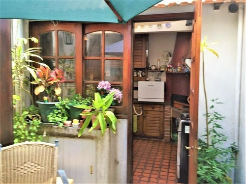 Imagen 9 de 15 de En Uno De Los Mejores Barrios De Montevideo. Casa Muy Cálida De Excelente Carpintería Y Materiales.