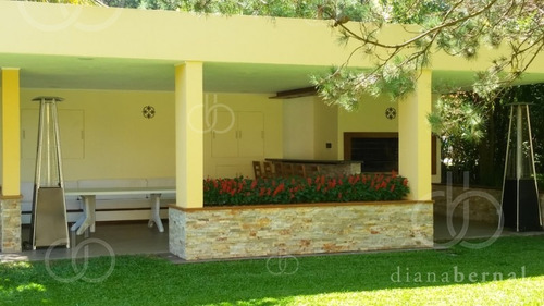 Casa En Punta Del Este Paya Mansa, 6 Dormitorios + Dep Y Piscina. - Ref: 42993