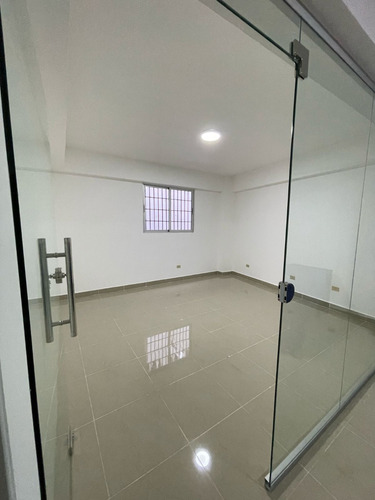 Oficina/local En Alquiler En 2do Piso En Evaristo Morales Código: Pd240