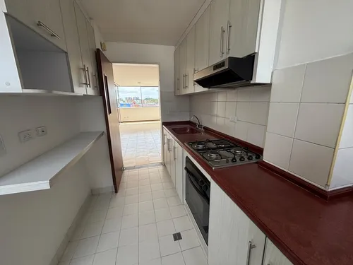 Venta De Apartamento En El Sector La Flora, Area 110 M2 Con Ascensor, Dos Parqueaderos Propios.