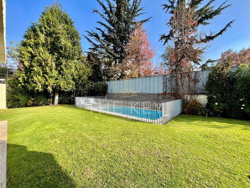 Casa En Arriendo De 5 Dorm. En Las Condes