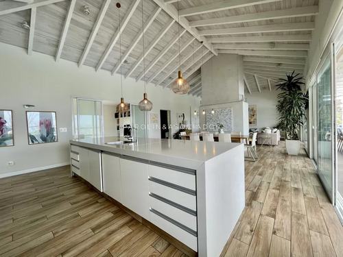 Casa En Venta De 4 Dormitorios En Laguna Del Sauce, Punta Del Este.