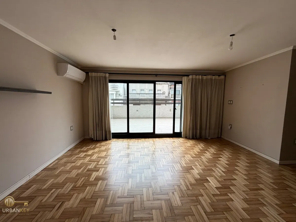 Apartamento En Alquiler 2 Dormitorios Con Gran Terraza Y Cochera En El Centro · Foto 2