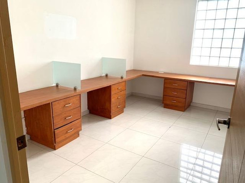 Interlomas, Rento Amplia Oficina De 127m2 Más Una Amplia Terraza Privada, 5 Privados, Sala De Juntas, 3 Estacionamientos. El Edificio Cuenta Con Circuito Cerrado, Control De Acceso Y Vigilancia 24 Ho