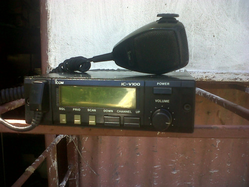 Radio Icom V 100