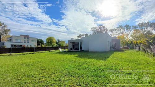 Imagen 10 de 19 de Casa En Venta De 4 Ambientes Con Parque Y Parilla En Fincas De Hudson