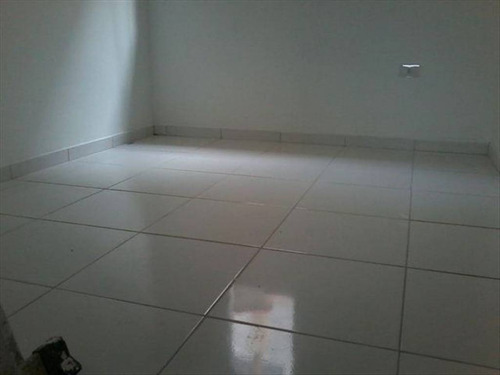 Imagem 19 de 30 de Imóvel Novo Tipo Casa Térrea Em Condominio Fechado Com Excelente Acabamento Com Azulejo Até O Teto Tanto Na Cozinha Como No Banheiro E Moldura De Gesso Nestes Dois Ambientes Janela De Alumínio Cor B