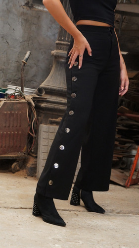 Pantalón Con Broches Para Apertura Lateral