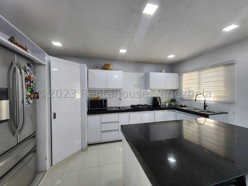 Casa En Venta En Urbanismo Privado, Vigilancia 24/7, Remodelada Bajo Un Estilo Vanguardista, Amplias Y Comodas Habitaciones, Tanque Subterraneo De 10mil Litros, Area Para Remodelar. Dbs.