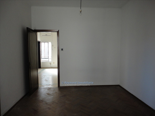 Apartamento En Venta. 2 Dormitorios Y Demás, 1º Por Esc.