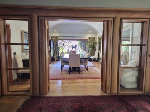 Venta Sitio Con Amplia Superficie Útil, Paisajismo Y Casa