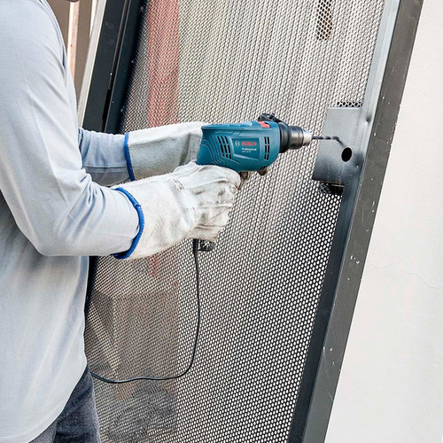 Imagen 4 de 4 de Taladro percutor atornillador eléctrico de 13mm Bosch GSB 550 RE 550W + accesorios con caja de cartón 220V