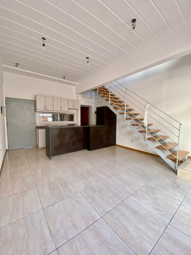 Duplex En Venta En Caballito De 2 Ambientes, Cochera, Patio Y Balcón