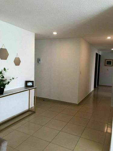 En Venta Casa Entre El Refugio Y Zibata, 139 M2, Gran Jardín, 3 Recamaras