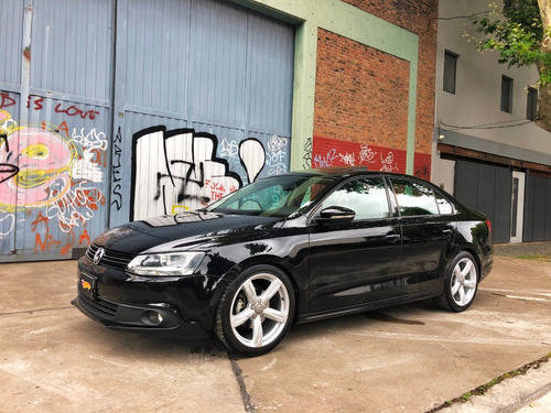 Vento 2.5 Luxury - Manual - Llantas 18 - Permuto/financio