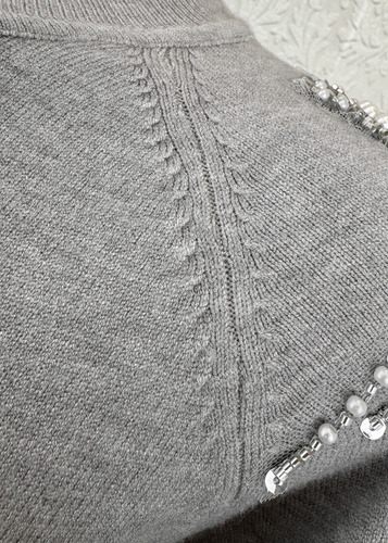 Sueter Cerrado Aplicación Pedrería Hombros Stretch Tejido