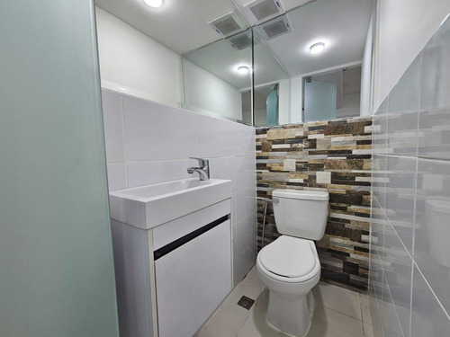 Local Comercial Con 5 Espacios Para Oficina En Naco, Santo Domingo, Con Aire Y Cocina, 1er Nivel