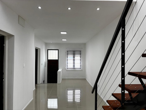 Oportunidad! Vendo Casa Ph Al Frente Totalmente Independiente, Reciclada De 3 Dormitorios, Lavadero Y Amplia Terraza En Azotea, A Pocas Cuadras De Nuevo Centro Shopping.