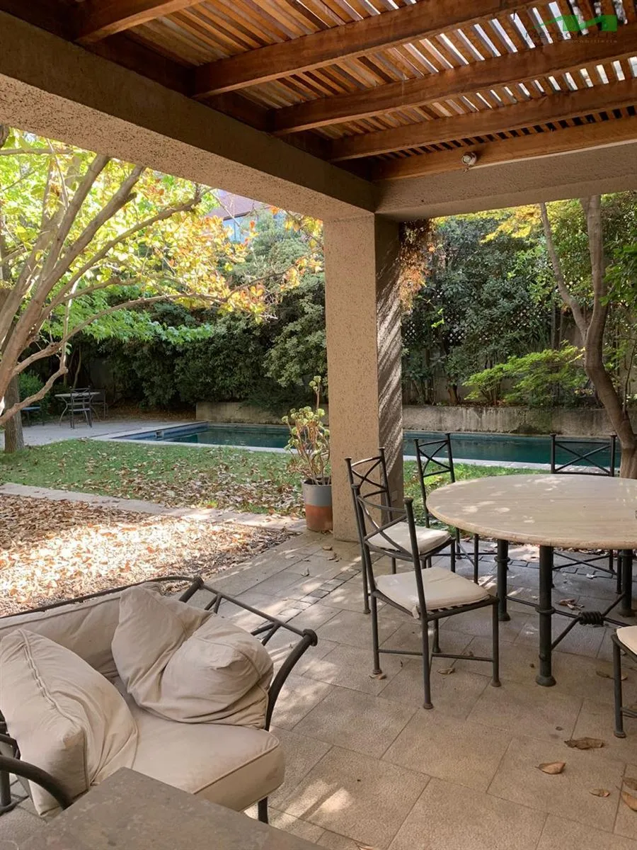 Imagen 1 de 10 de Casa En Venta En Vitacura Con Patente Comercial