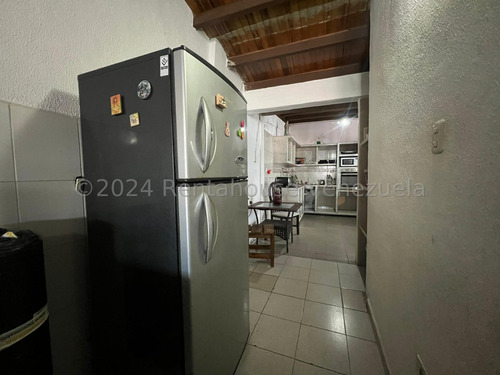Raiza Suárez Vende Hermosa Casa Ubicada En La Parroquia El Cuji 2 4 1 9 8 7 5 Posee 4 Haitaciones, 2 Baños, 2 Puestos De Estacionamiento, Tanque Subterráneo De 2 Mil Litros, Seguridad Las 24 Hor