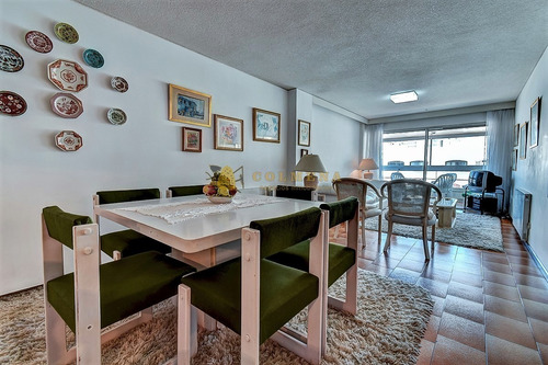 Departamento En Edificio De Categoría A Metros Del Mar- Ref: 2563