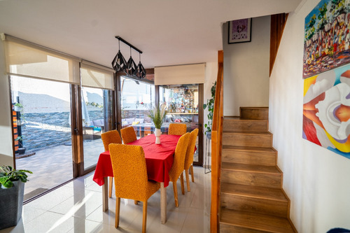Casa Remodelada De Tres Pisos Y 4 Dormitorios En Condominio