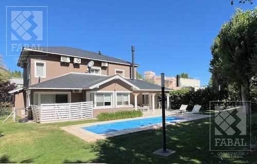 Casa Venta La Comarca, Centenario, 3/4 Dormitorios, 3 Baños, Cochera Y Jardín Con Pileta