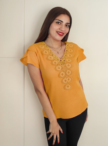 Blusa Con Acabado En Guipiure En Parte Alta Manga En Petalo