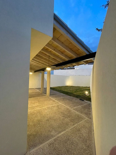 Se Vende Casa En El Refugio, Diseño De Autor, Jardín, Cto Se