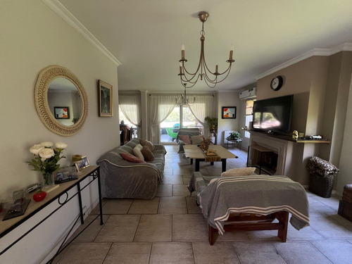 Casa En Venta 5 Dormitorios Jazmines Pilar Del Este Apta Credito