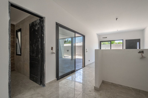 Venta Duplex 2 Amb Con Terraza Y Cochera. Financia