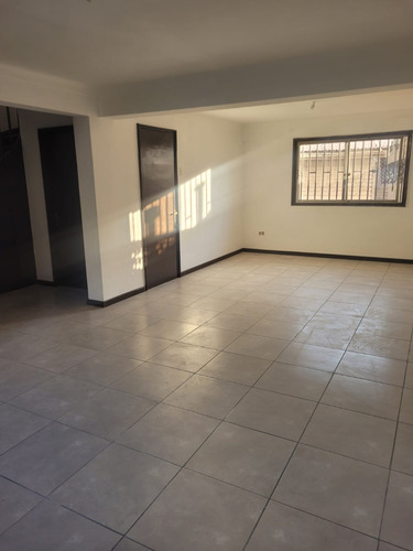 Cómoda Casa Recien Remodelada, Sector Residencial