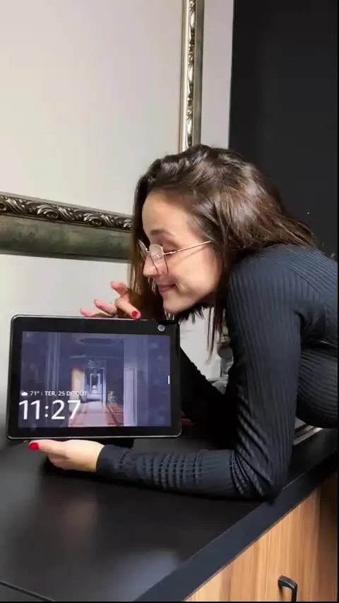 Echo Show 10 3rd Gen com assistente virtual Alexa, display