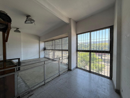Amplio Local Comercial En Venta En Sarandi