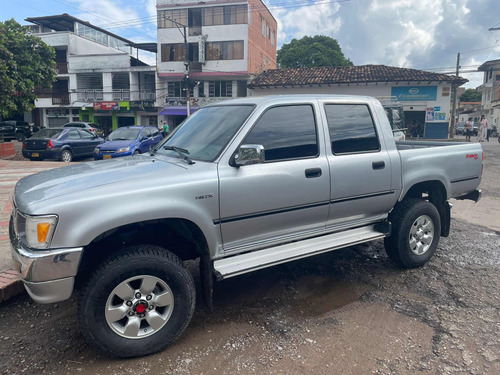 Toyota Hilux 2.4l 117 hp 4x4