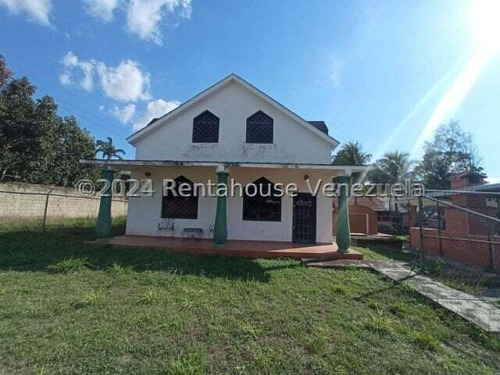Amplia, Estilo Dúplex, 2.500 Mtrs De Terreno, Además, Cuenta Con Un Chalet De 170 Mtrs,, Canchas De Tenis Y De Usos Múltiples, Pinatero, Caney Y Parrillera. Todo Esto Dentro De Conjunto Privado