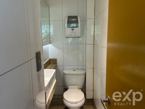 Local Comercial En Arriendo En Las Condes En Primer Piso