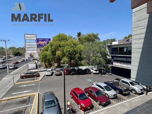 Local Comercial Sobre Avenida De Los Maestros En Lomas Vista