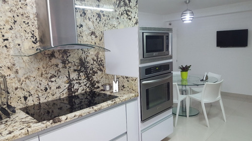 Imagen 14 de 30 de Los Naranjos Espectacular Calle Privada. Vigilancia. 350mts 6h6b4p Instagram:@inmuebleslosnaranjos 04143057302 04142695974