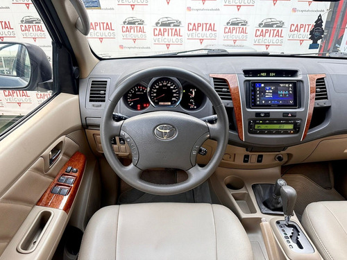 Toyota Hilux SW4 3.0 SRV 4X4 7 LUGARES 16V TURBO INTERCOOLER DIESEL 4P AUTOMÁTICO