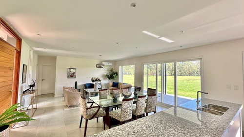 Casa En Venta - 4 Dormitorios 3 Baños - Cochera - 1.250mts2 - Haras Del Sur, La Plata